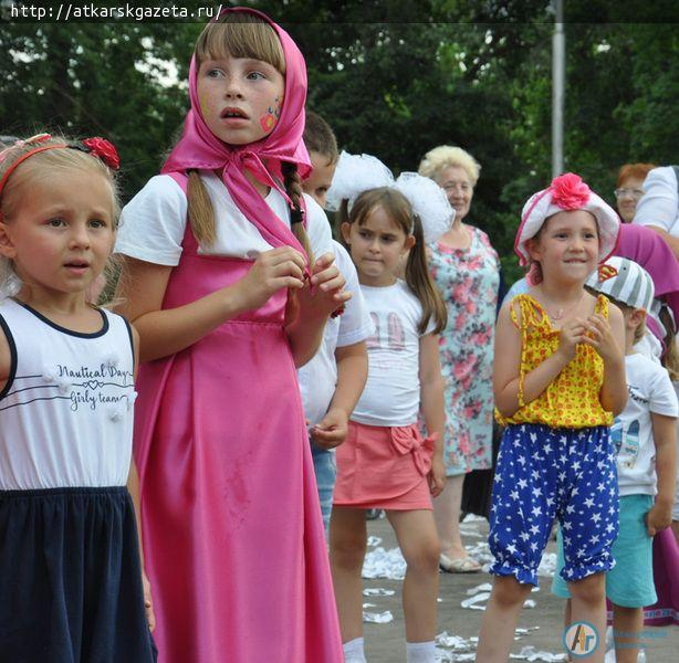 Гостей фестиваля роз удивили бумажным шоу и конными прогулками