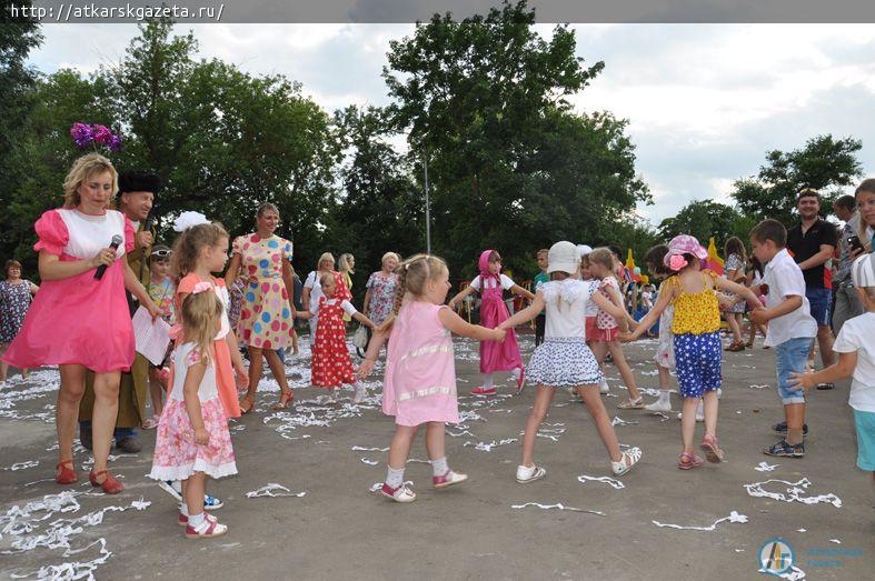 Гостей фестиваля роз удивили бумажным шоу и конными прогулками