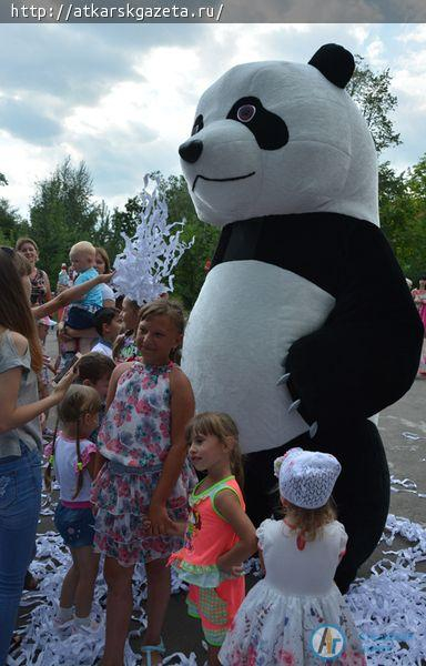 Гостей фестиваля роз удивили бумажным шоу и конными прогулками