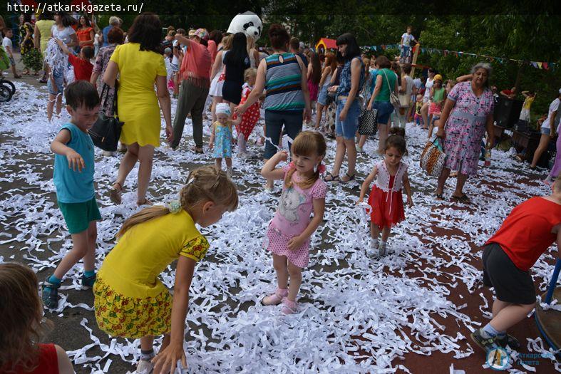Гостей фестиваля роз удивили бумажным шоу и конными прогулками