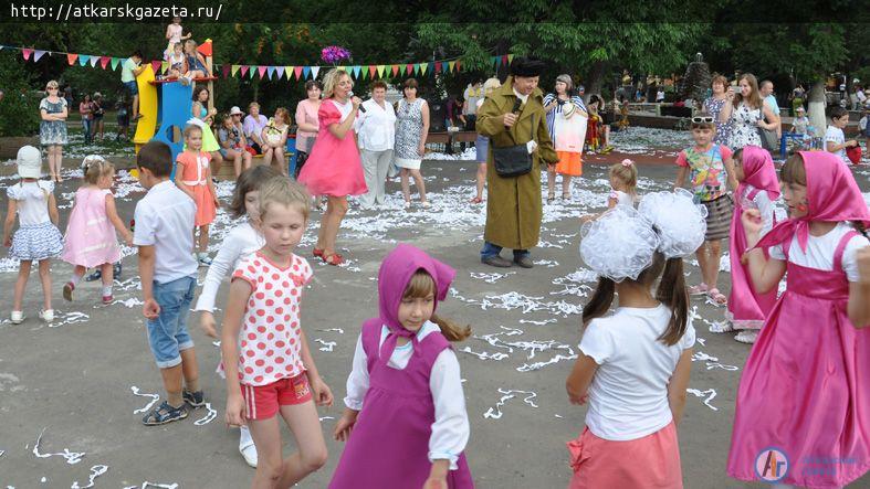 Гостей фестиваля роз удивили бумажным шоу и конными прогулками