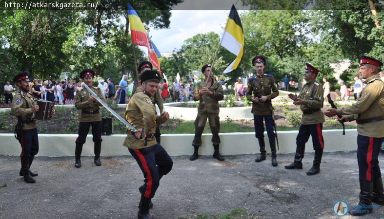 Гостей фестиваля роз удивили бумажным шоу и конными прогулками