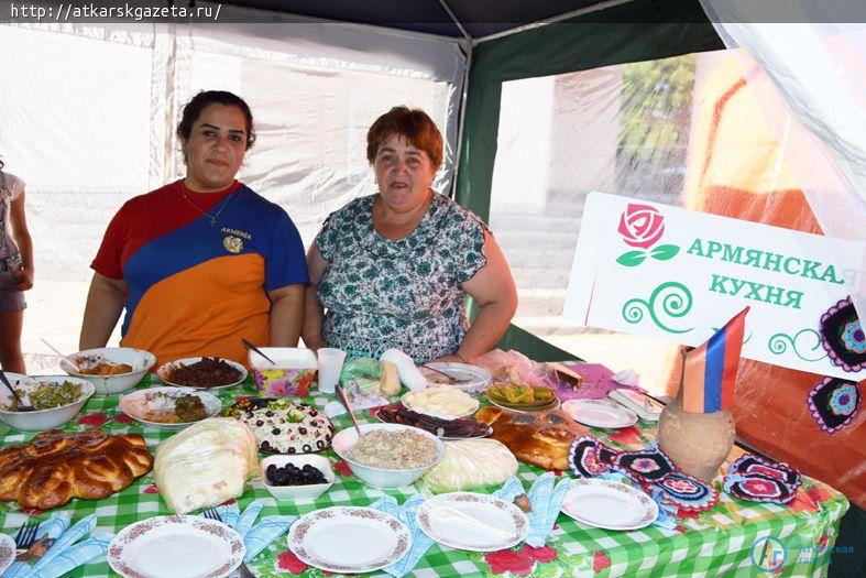 Гости фестиваля стали участниками кулинарного  шоу и угостились блюдами национальной кухни (Фоторепортаж)