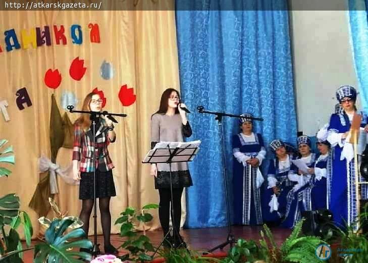 Группа "Русские напевы" получила к 8 марта новые концертные костюмы