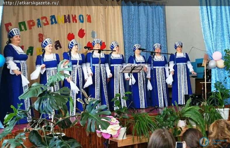 Группа "Русские напевы" получила к 8 марта новые концертные костюмы