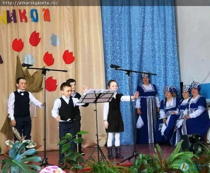 Группа "Русские напевы" получила к 8 марта новые концертные костюмы