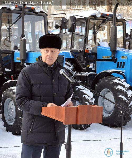 Губернатор РАДАЕВ вручил Аткарскому району школьные автобусы и коммунальную технику (ФОТО)