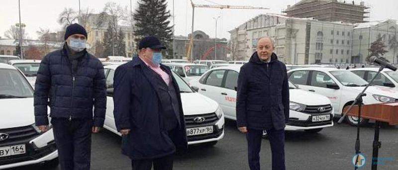 Губернатор Радаев вручил главврачу Аткарской РБ ключи от "Нивы"