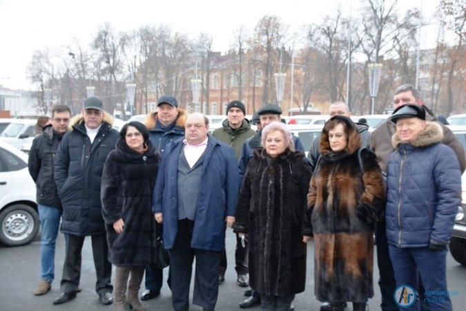 Губернатор Радаев вручил главврачу Аткарской РБ ключи от "Нивы"