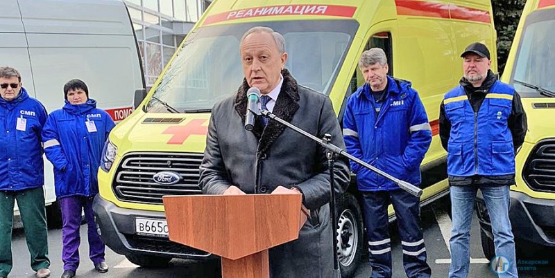 Губернатор вручил Аткарску новый автомобиль "скорой"