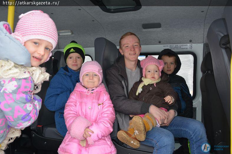 Губернатор вручил ключи от микроавтобусов двум многодетным семьям из Аткарска (ФОТО)