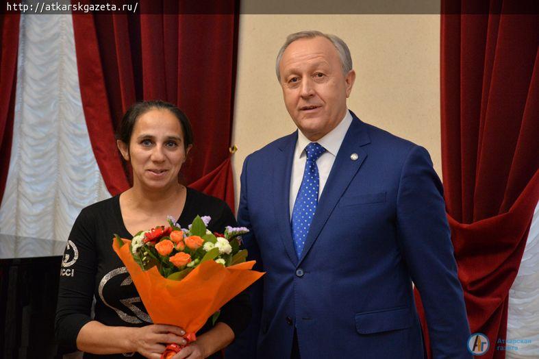 Губернатор вручил ключи от микроавтобусов двум многодетным семьям из Аткарска (ФОТО)