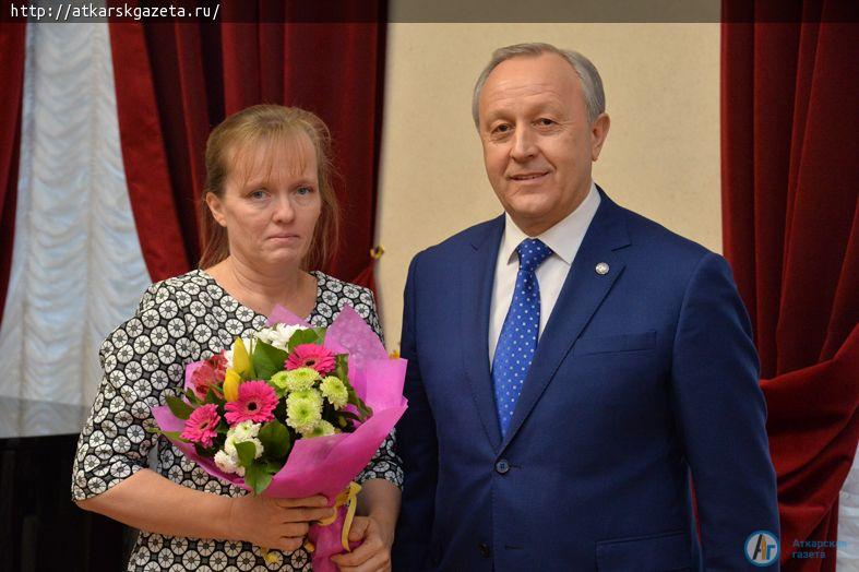 Губернатор вручил ключи от микроавтобусов двум многодетным семьям из Аткарска (ФОТО)