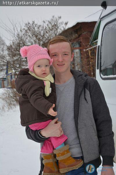 Губернатор вручил ключи от микроавтобусов двум многодетным семьям из Аткарска (ФОТО)