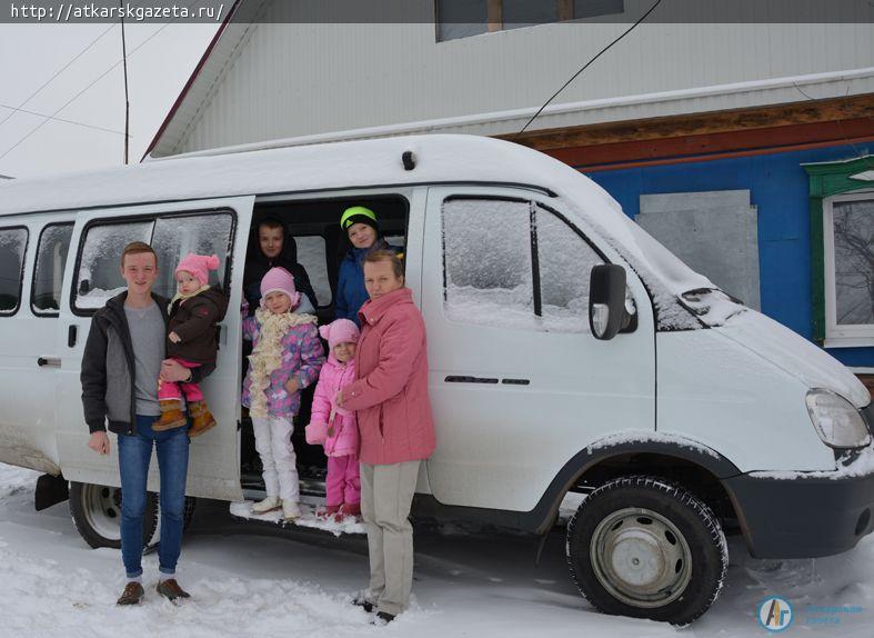 Губернатор вручил ключи от микроавтобусов двум многодетным семьям из Аткарска (ФОТО)