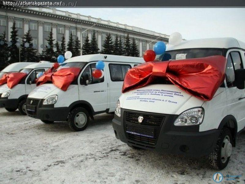 Губернатор вручил ключи от микроавтобусов двум многодетным семьям из Аткарска (ФОТО)