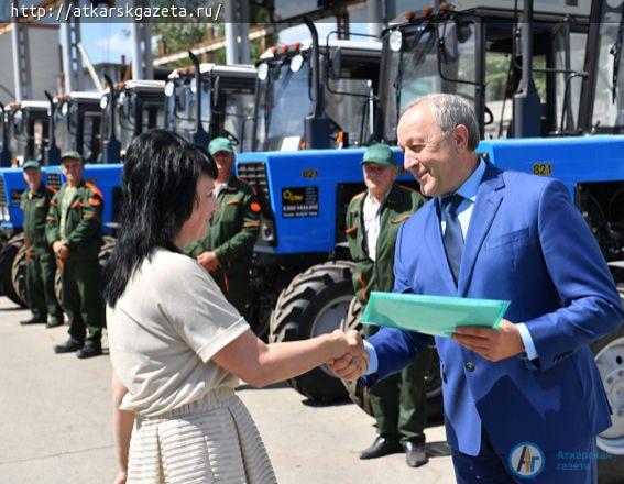 Губернатор вручил ключи от нового трактора директору Аткарского лесхоза