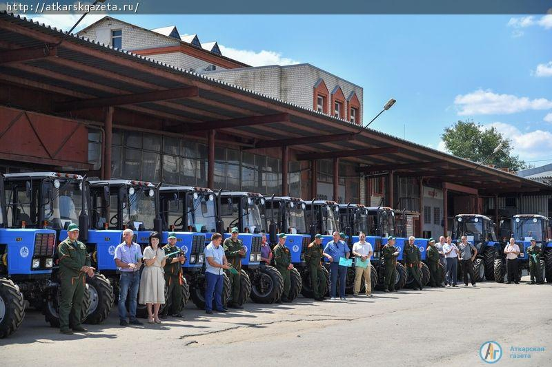 Губернатор вручил ключи от нового трактора директору Аткарского лесхоза