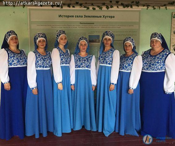 "Хуторяночка" в новых костюмах покоряет городских любителей народной песни