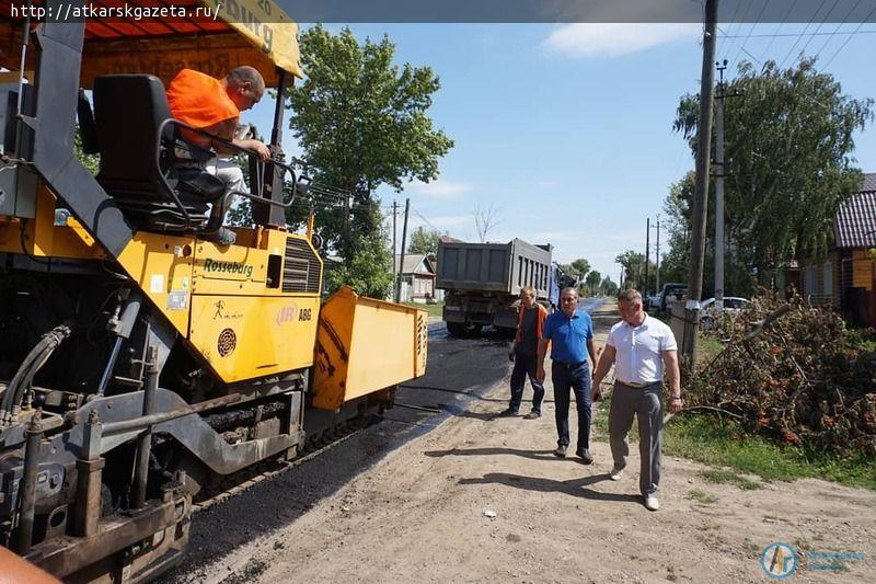 Идет ремонт дорожного полотна на улице Революционной