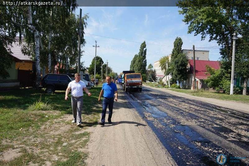 Идет ремонт дорожного полотна на улице Революционной