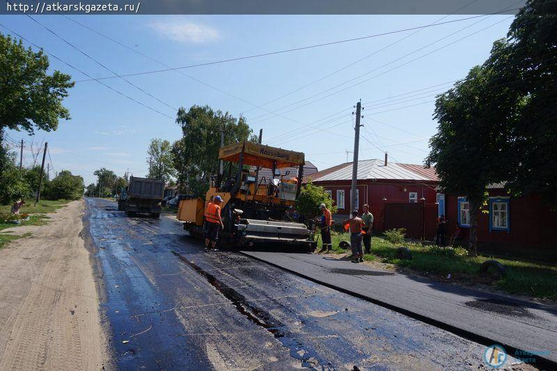 Идет ремонт дорожного полотна на улице Революционной