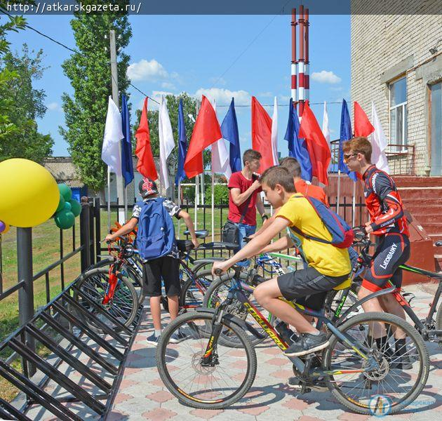 Инициативные родители открыли в Аткарске первую школьную велопарковку