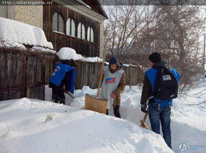 Инициативу старших по уборке снега продолжила молодежь