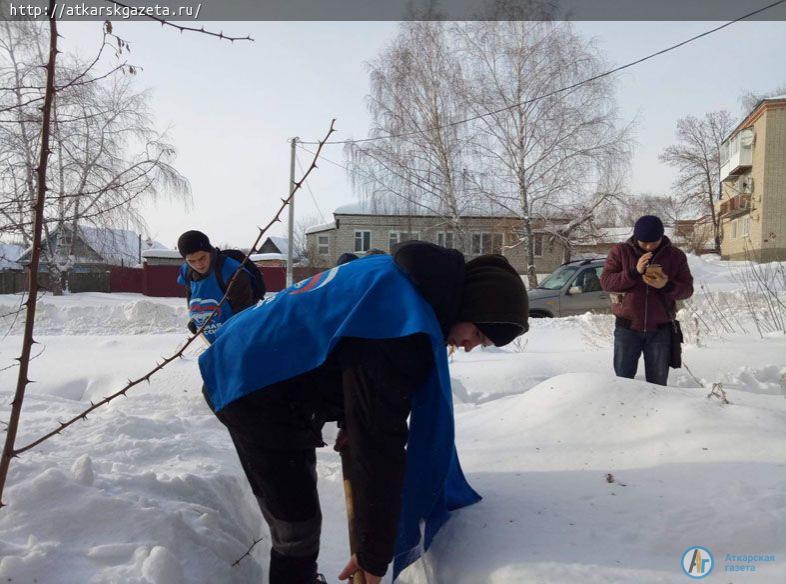 Инициативу старших по уборке снега продолжила молодежь