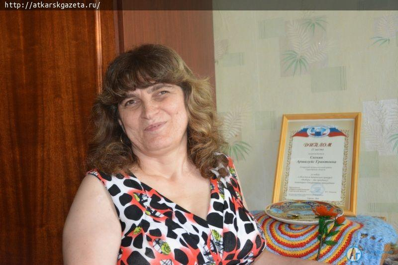 Инвалид по зрению из Аткарска связала панно, посвященное выборам (ФОТО)