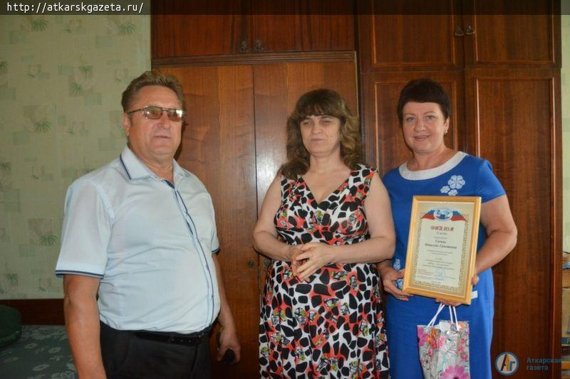 Инвалид по зрению из Аткарска связала панно, посвященное выборам (ФОТО)