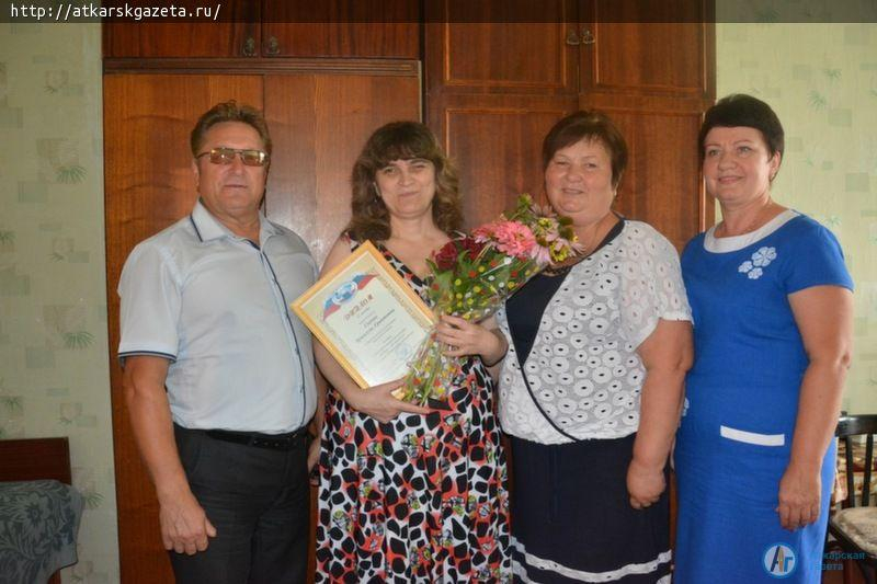 Инвалид по зрению из Аткарска связала панно, посвященное выборам (ФОТО)