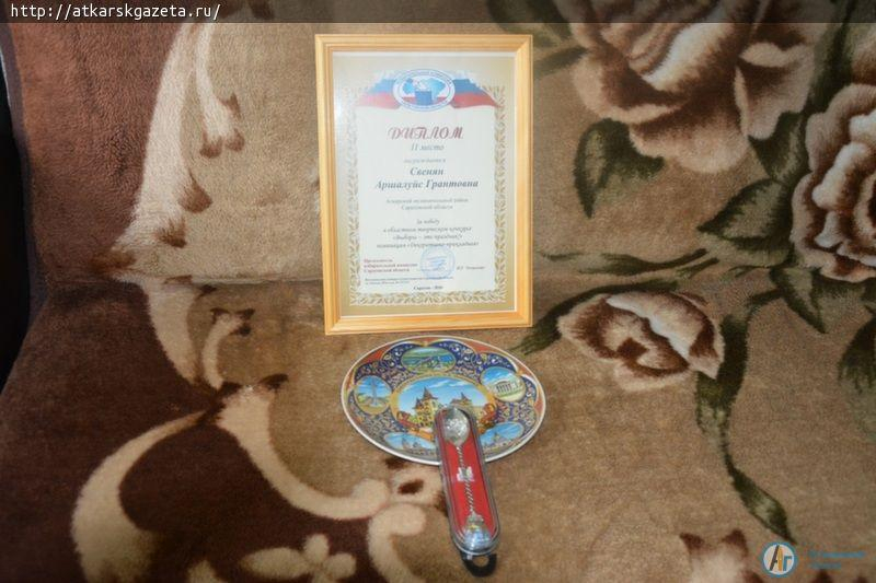 Инвалид по зрению из Аткарска связала панно, посвященное выборам (ФОТО)