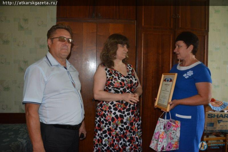 Инвалид по зрению из Аткарска связала панно, посвященное выборам (ФОТО)