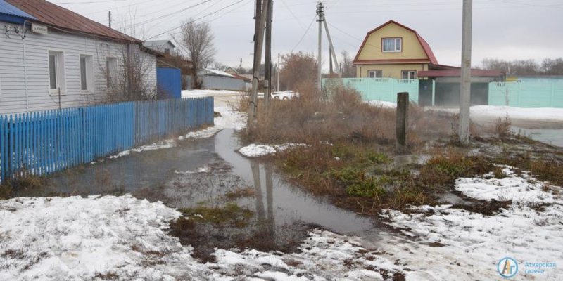 Из-за коммунальной аварии улица Песковская ушла под воду