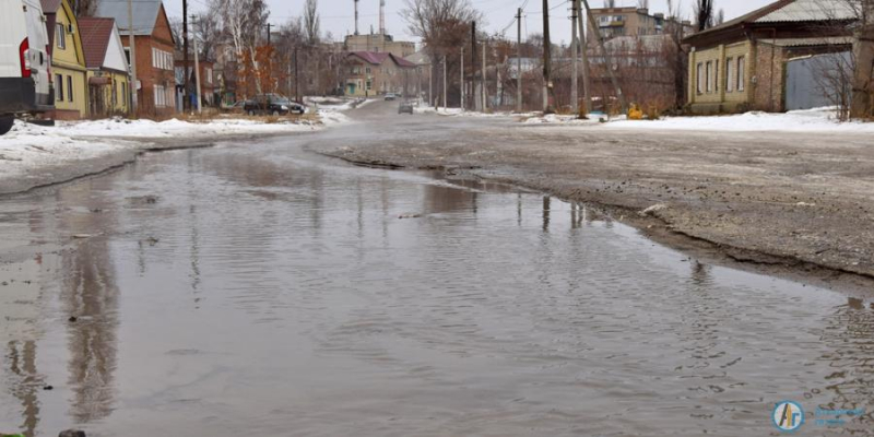 Из-за коммунальной аварии улица Песковская ушла под воду