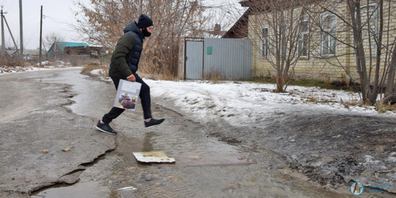 Из-за коммунальной аварии улица Песковская ушла под воду