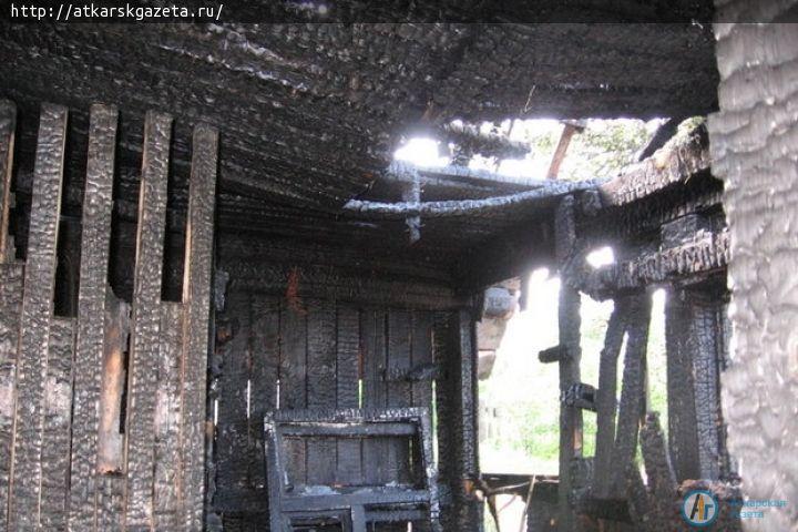 Из-за неосторожного курильщика  в центре города загорелся сарай