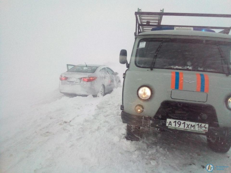 Из застрявшей на трассе машины спасатели эвакуировали мать и дочь