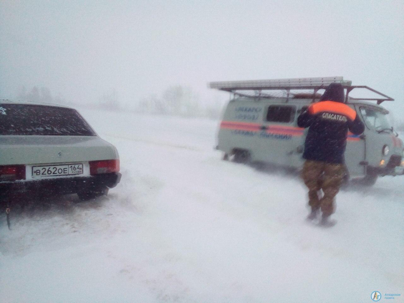 Из застрявшей на трассе машины спасатели эвакуировали мать и дочь