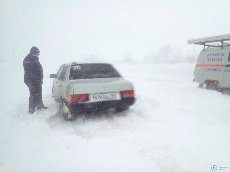Из застрявшей на трассе машины спасатели эвакуировали мать и дочь