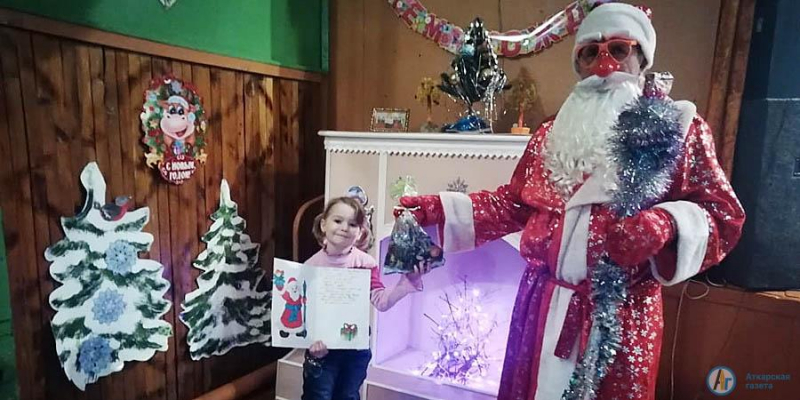 Юные большеекатериновцы поздравили Деда Мороза с Днем рождения