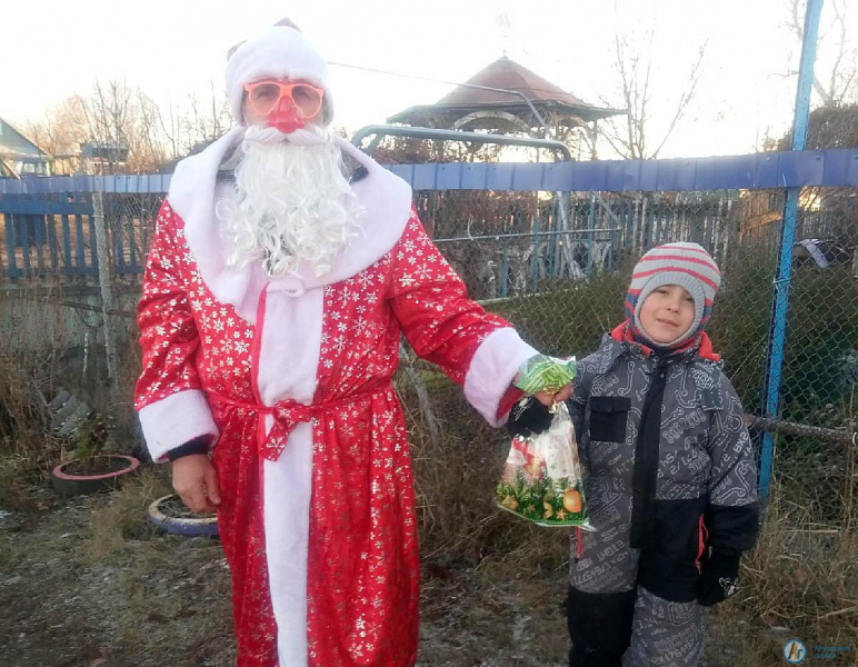 Юные большеекатериновцы поздравили Деда Мороза с Днем рождения