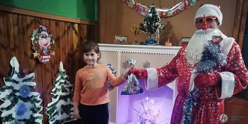 Юные большеекатериновцы поздравили Деда Мороза с Днем рождения