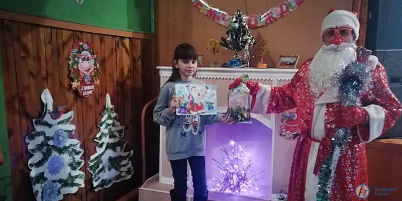 Юные большеекатериновцы поздравили Деда Мороза с Днем рождения