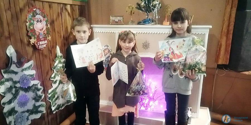 Юные большеекатериновцы поздравили Деда Мороза с Днем рождения