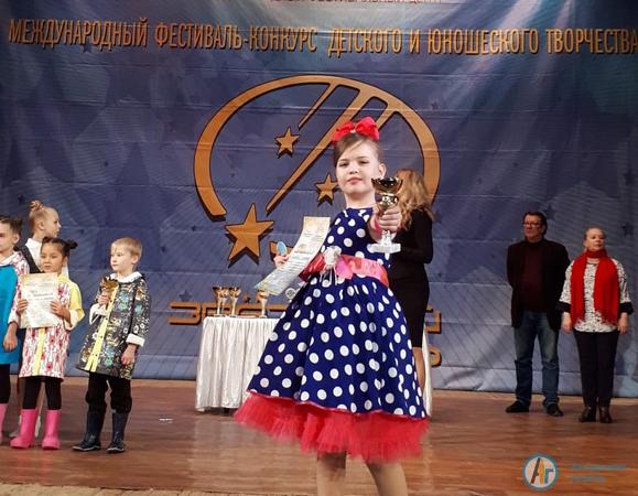 Юные вокалисты успешно выступили на конкурсе "Звездный дождь"