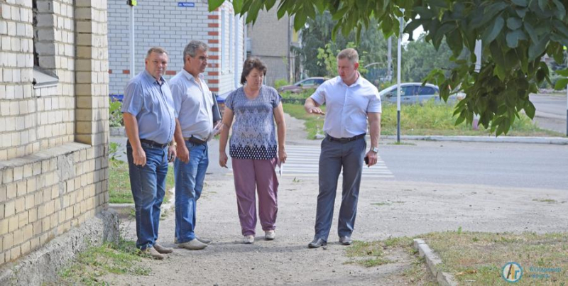К 1 сентября в Аткарске отремонтируют около 700 метров тротуаров