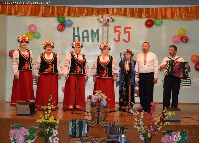К юбилею Большеекатериновского Дома культура в фойе установили семейный очаг (ФОТО)