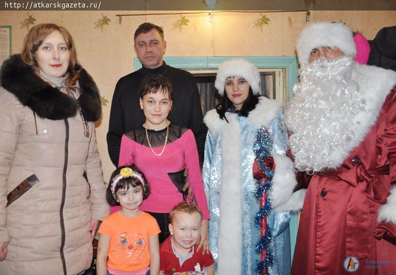 К маленьким аткарчанам пришли Дед Мороз и Снегурочка в погонах (Фото)